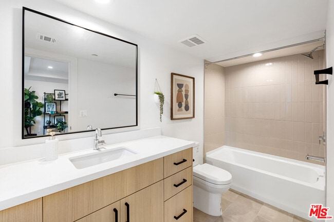 Building Photo - 220 N Coronado St