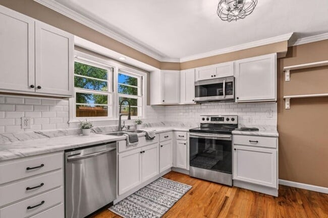 Building Photo - 3005 Pine Dr NE