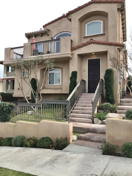 UNIT B - middle unit, detached, no common walls - 206 S Lucia Ave