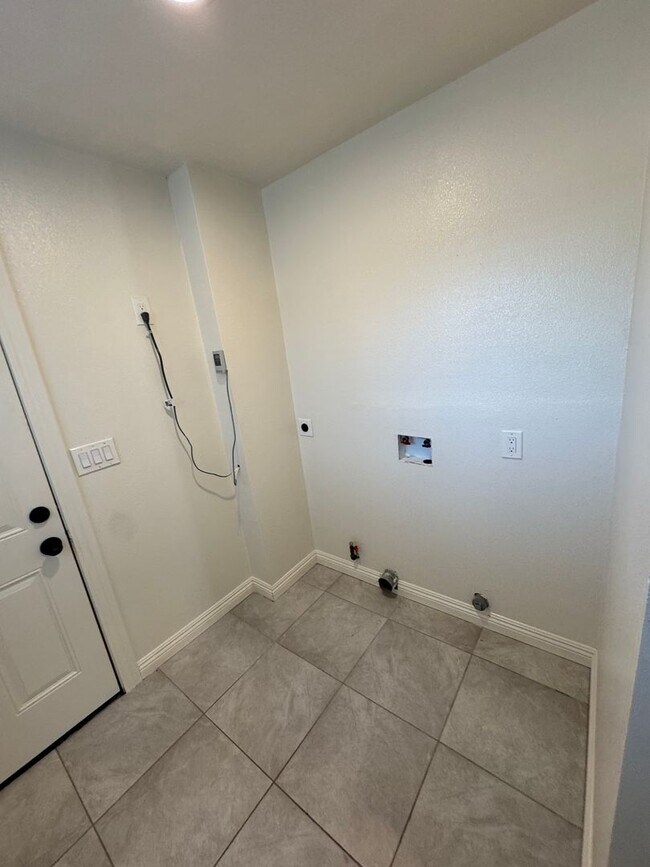 Building Photo - 4062