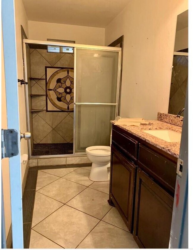 Building Photo - Spacious 2 Bed, 1 Bath Home in Riverside R...