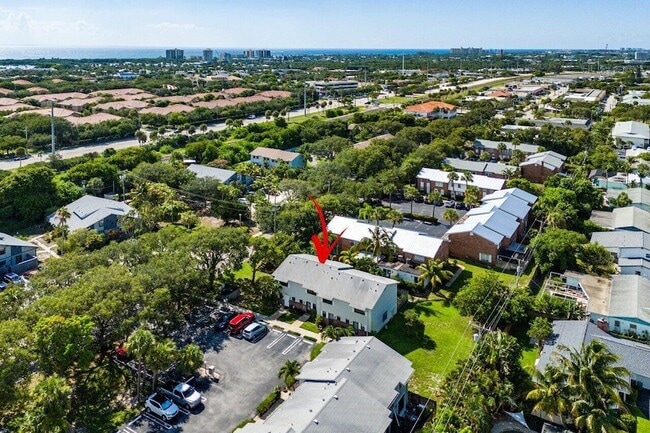 Building Photo - 421 N Cypress Dr