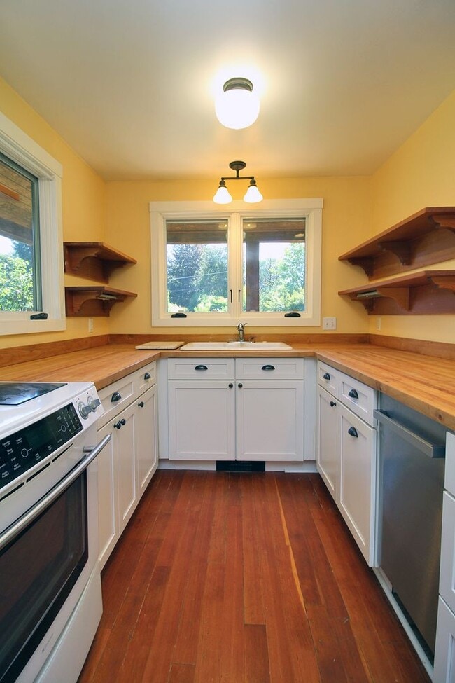 Building Photo - Beautifully Remodeled 2 Bedroom Collins View Cottage