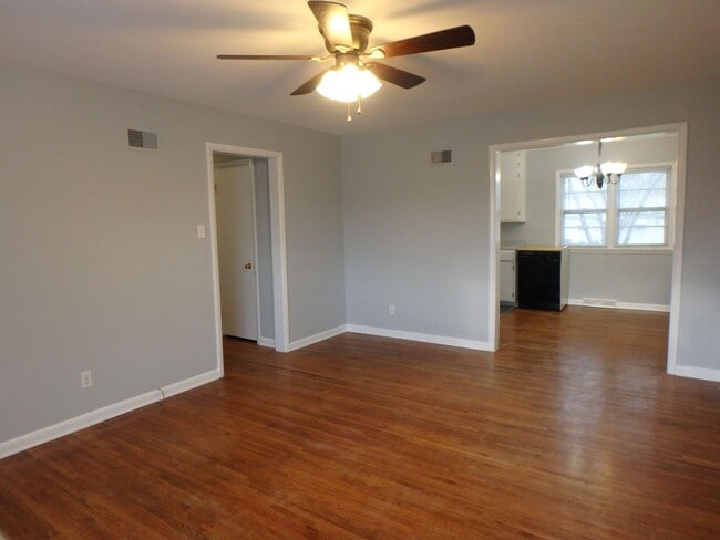 Building Photo - Adorable 3 Bedroom Home!