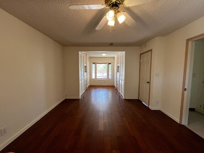 Building Photo - Simi 2+1.5 w/bonus room, RV parking + grea...