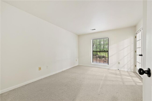 Building Photo - 2201 Pine Heights Dr NE