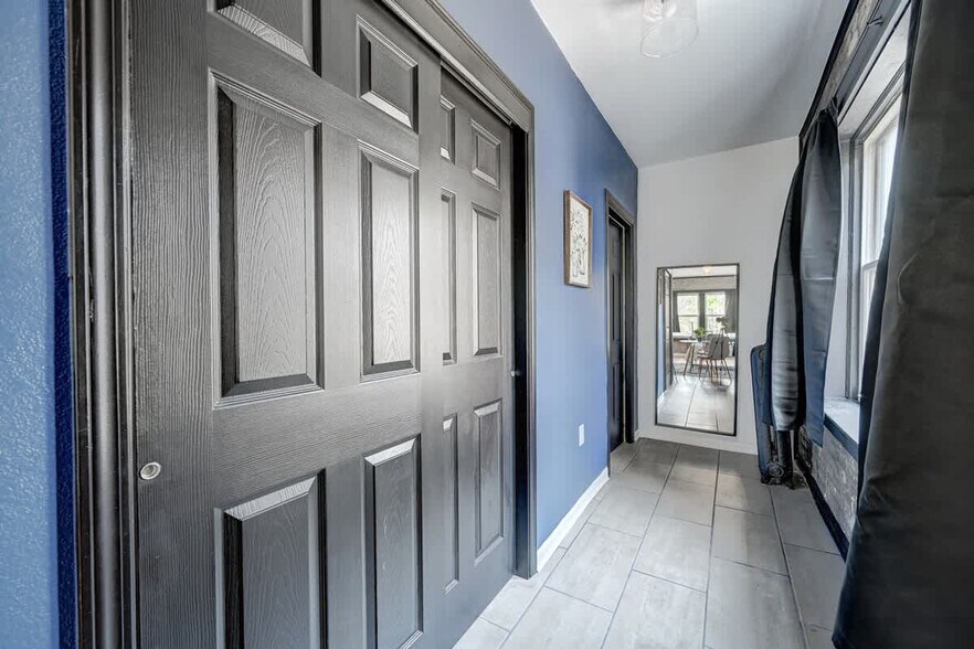 Building Photo - 1925 N Prospect Ave