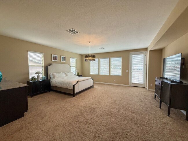 Building Photo - Luxury 6/BD 4.5/BA Large Furnished Home with Dual Primary Suites in Gated Community