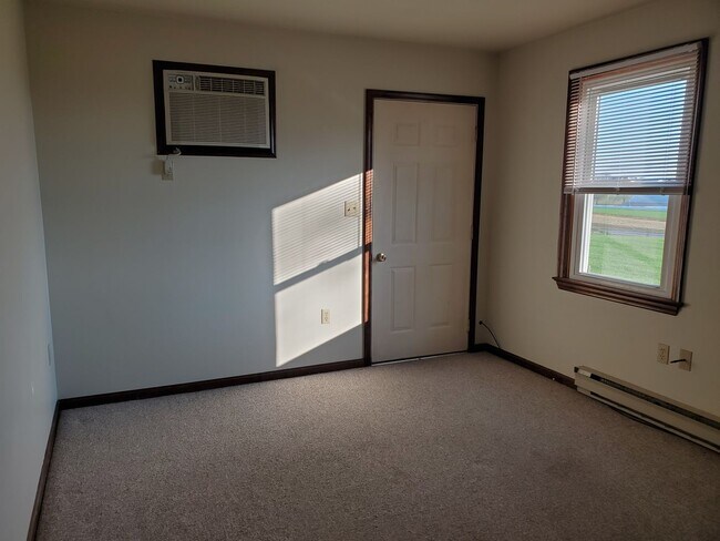 Building Photo - 3015 W Newport Rd