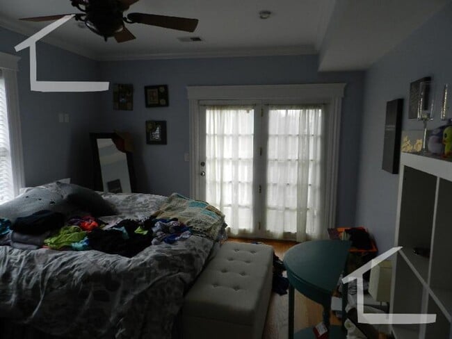 Building Photo - No Brokers Fee, No Security Deposit, In Unit Washer/Dryer, Pets friendly, Parking Included, Centr...