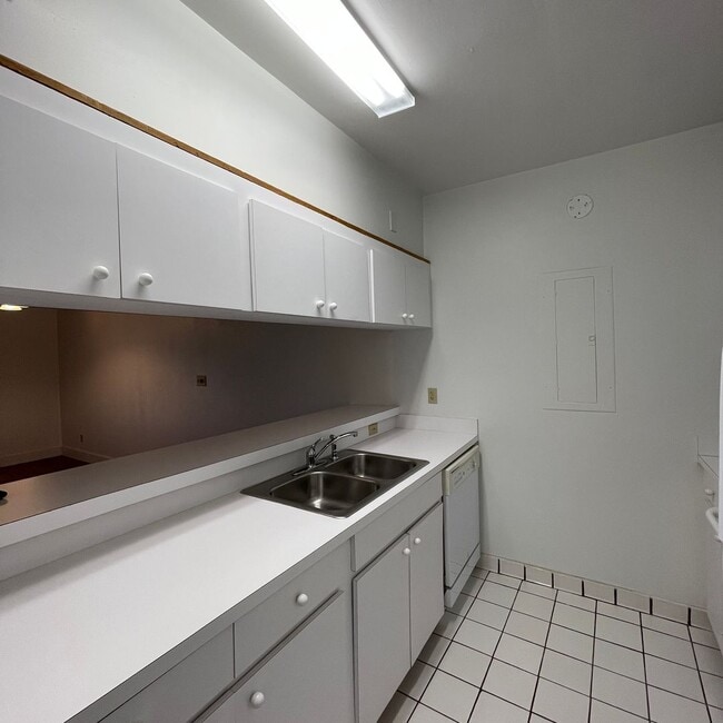 Building Photo - Beautiful 1-Bedroom Condo in the Beautiful...