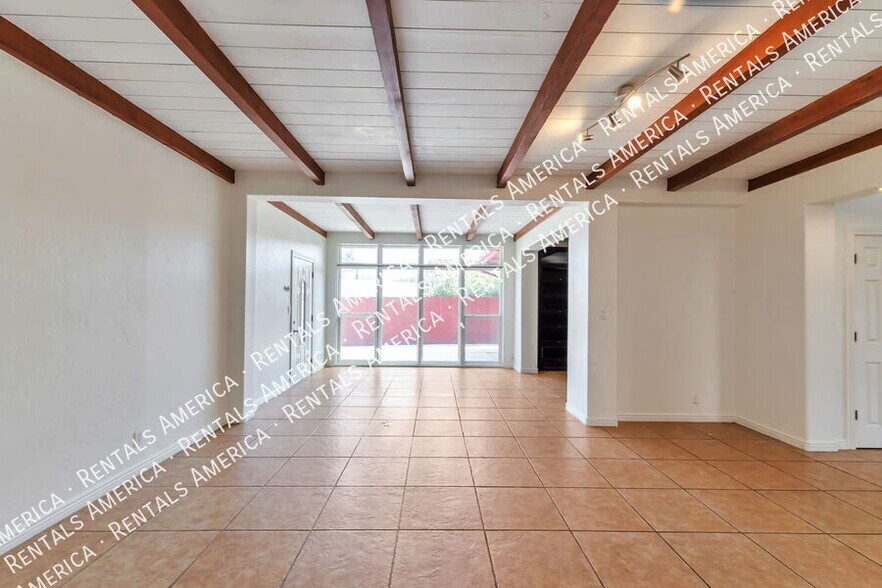 Building Photo - 2250 E La Mirada St
