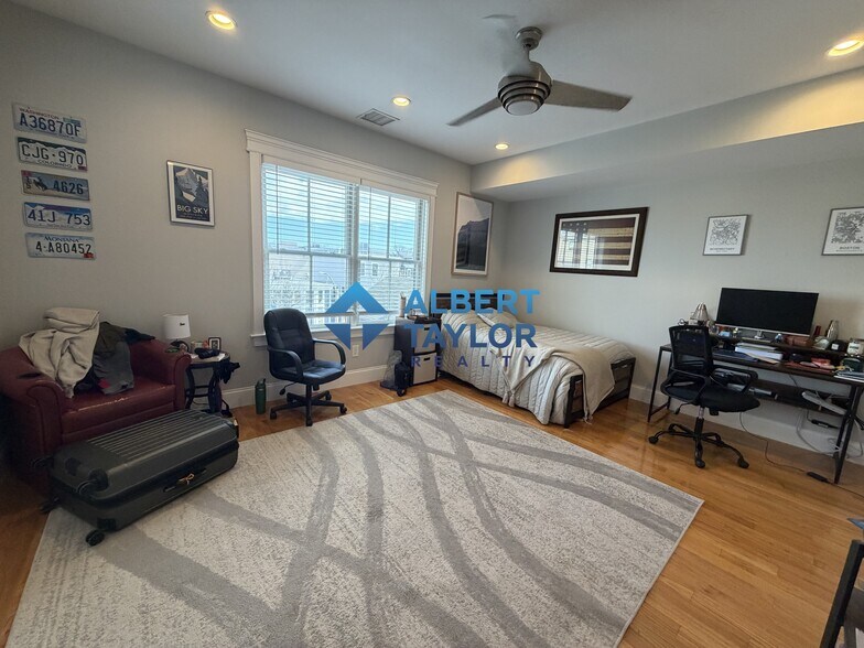 Building Photo - 632 E 2nd St