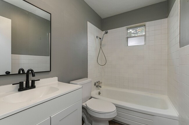 Building Photo - Newly Remodeled | 3 Bedroom | 1 Bathroom |...