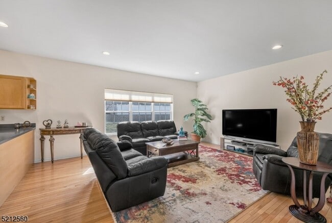 Building Photo - 706 Skyline Dr