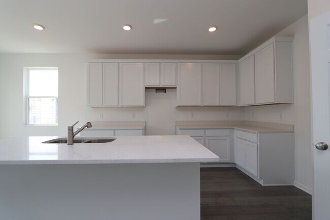 Building Photo - 466 Comstock Rd