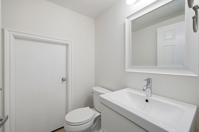 Building Photo - Beautiful 3 Bedroom 2.5 Bath Single Family...