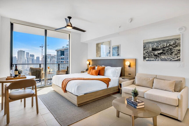 Building Photo - 601 NE 1st Ave