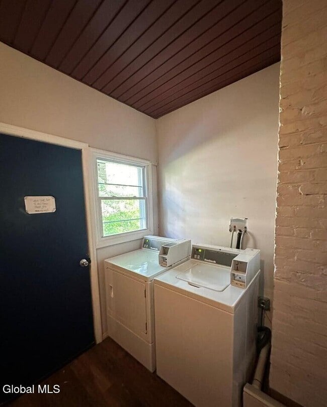 Building Photo - 51 Elm St