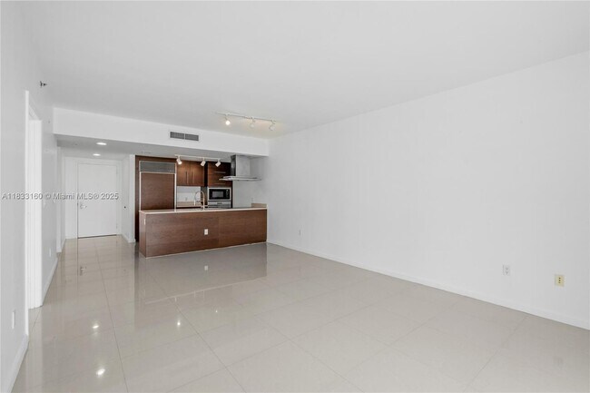 Building Photo - 495 Brickell Ave