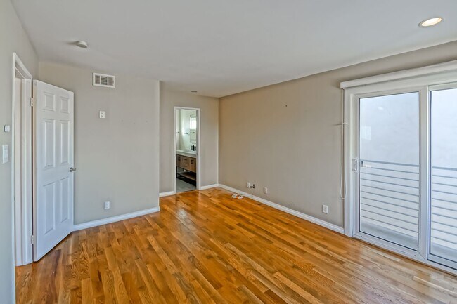 Building Photo - 4021 Crest Dr