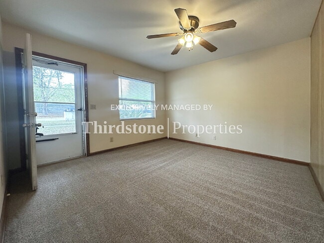 Building Photo - 1727 Lindsey Rd