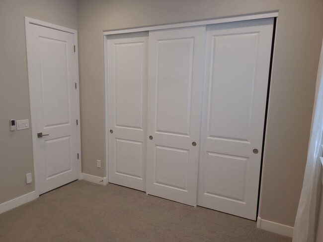 Building Photo - Pristine Luxury Rental: Stunning 4-Bed, 2....