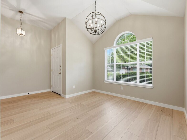 Building Photo - 1004 Downridge Dr