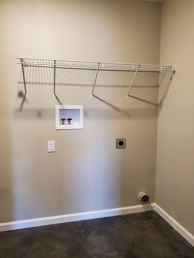 Building Photo - 3 Bedroom, 1.5 Bath Duplex