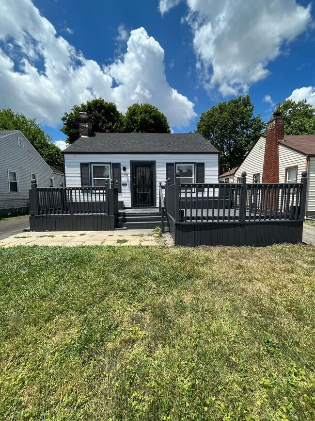 Building Photo - Updated 2 Bedroom, 1 1/2 Bath Home With Fe...