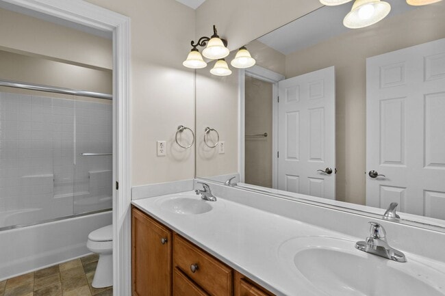 Building Photo - Beautiful 3-Bedroom Condo in Norfolk.