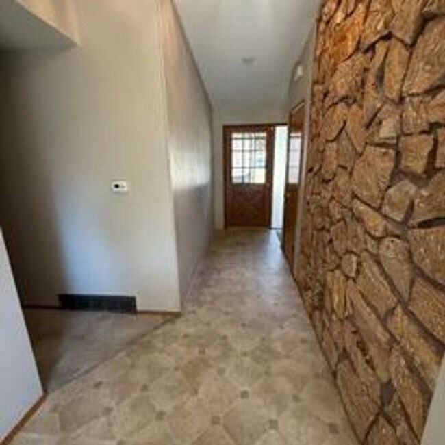 Building Photo - Beautiful home in highly desirable Bellevue neighborhood.