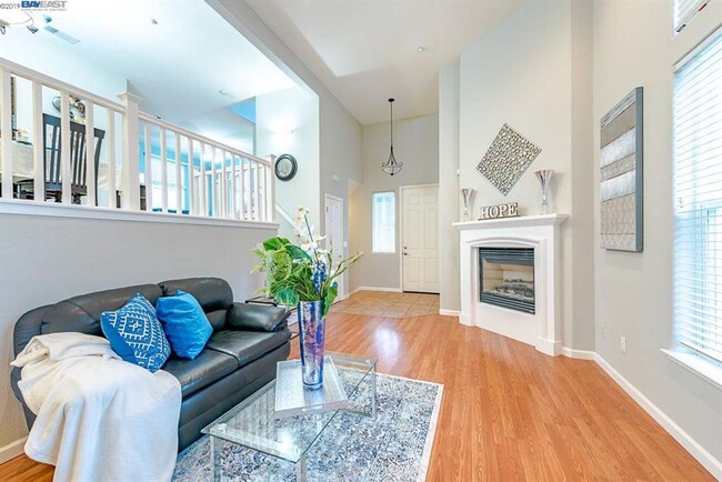 Building Photo - COMING SOON! | $3,700 / 3BR GORGEOUS CENTRAL FREMONT TOWNHOME IN PARKMONT | Photos shown are of a...