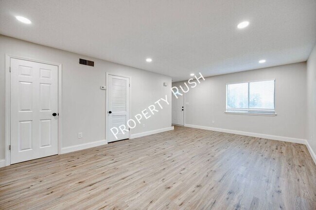 Building Photo - 2323 Green Forest Dr
