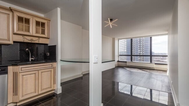 Building Photo - 5415 N Sheridan Rd