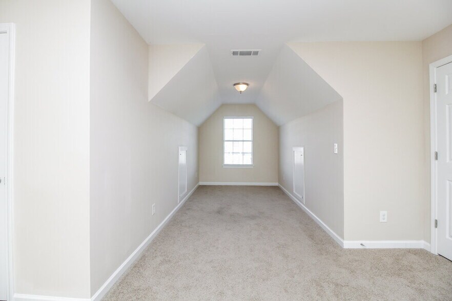 Building Photo - 4940 Hopewell Manor Dr