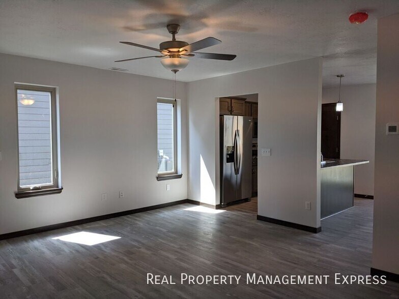 Building Photo - 3 Bedroom 1.5 Bathroom Townhome w/ Double ...
