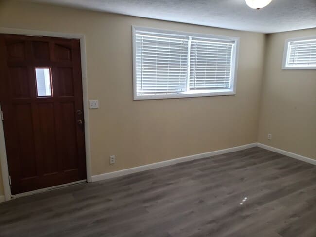 Building Photo - Triplex - 2 Bdrm/1Bath  Kingsport TN