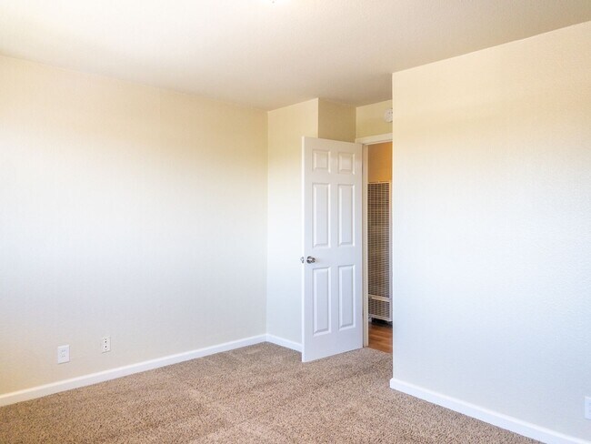 Building Photo - 2BD 1BA Recently Renovated Unit! Parking! ...