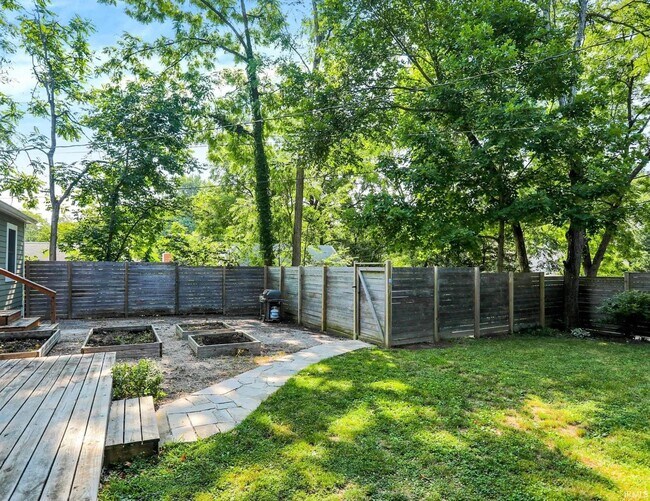 Building Photo - 1604 E University St