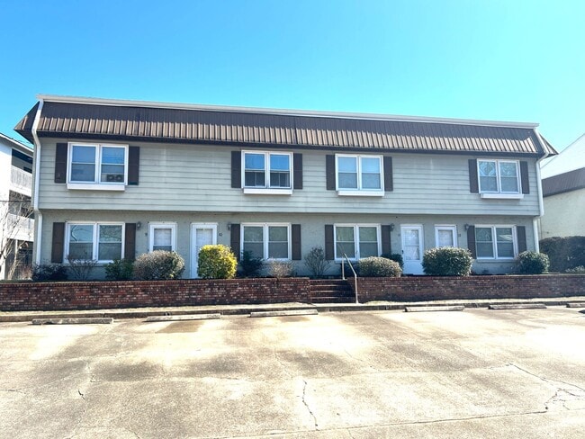 Building Photo - 2 Bedroom, 1.5 Bath Town Home Located at E...