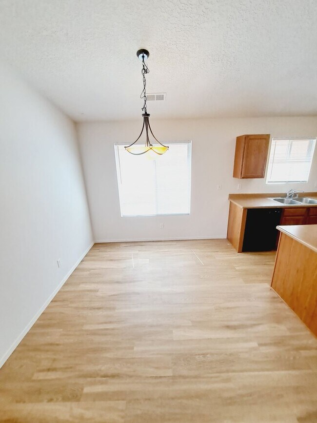Building Photo - 3 bed 2 bath home in Huning Ranch. Great Yard!