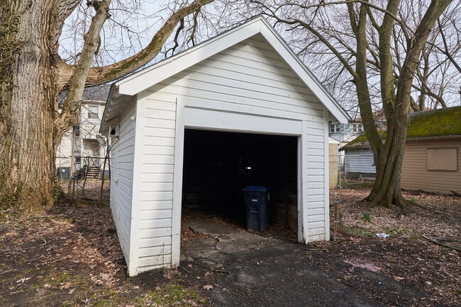 Building Photo - 5 Bedroom home available