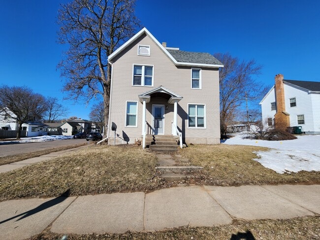 Primary Photo - 902 5th Ave