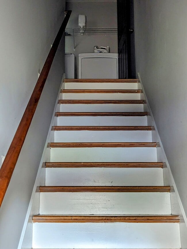 Building Photo - 3 Bedroom 3 Bath Townhome Close to GCSU in The Grove