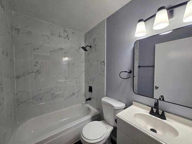 Building Photo - 3 Bedroom Apartment