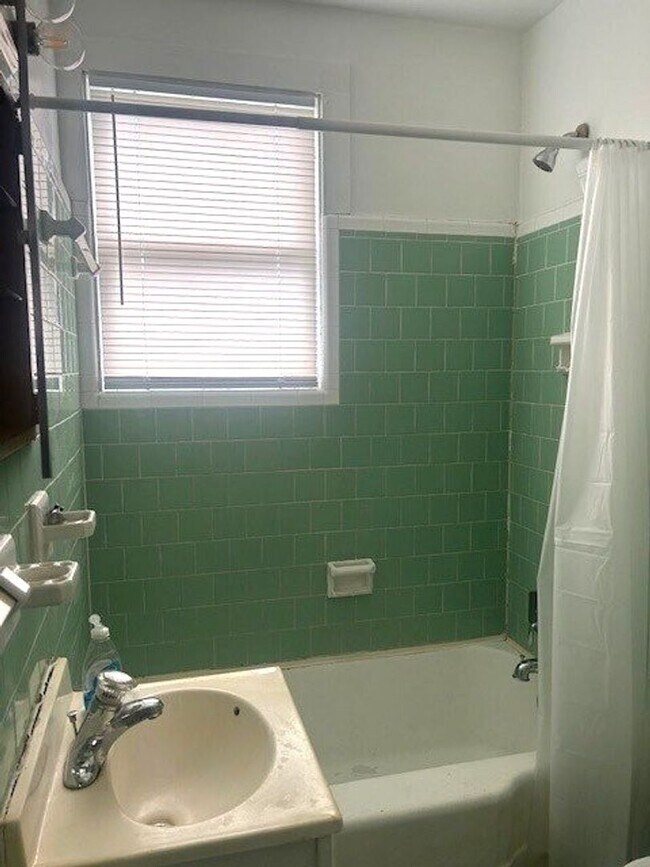 Building Photo - Spacious 2 bedroom 1 bath with sunroom and large yard!!