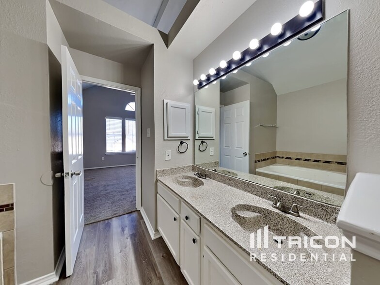 Building Photo - 16330 Tiburon Way