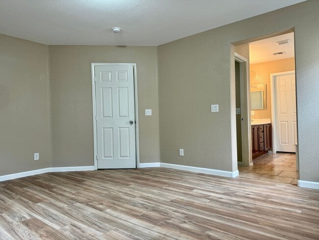 Building Photo - Spacious Living, Granite Counters, Great Location!