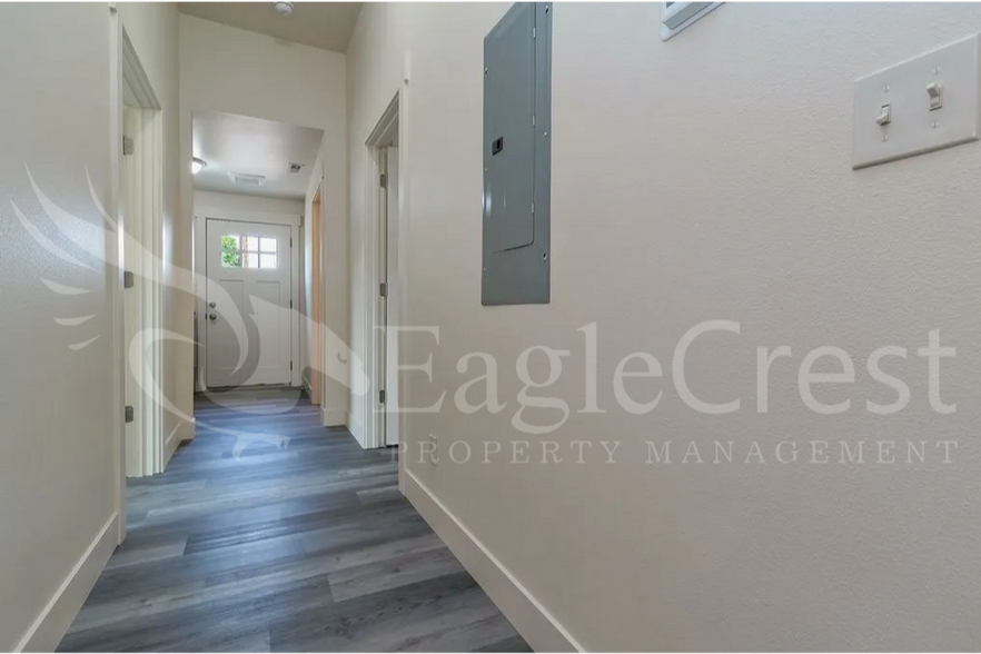 Building Photo - Remodeled Four Bedroom House Located Near Whitman College